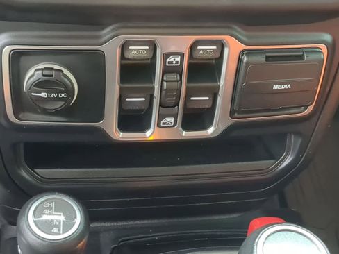 Used 2019 Jeep Wrangler Unlimited Sahara w/ Cold Weather Group AWD/4WD image 30