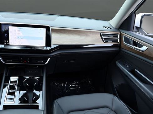 Certified 2025 Volkswagen Atlas SE FWD image 19