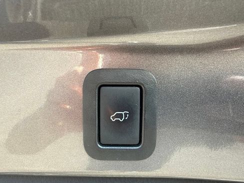 Used 2019 Toyota Highlander SE AWD/4WD image 11