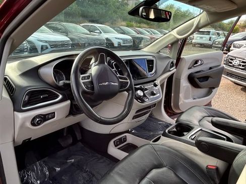 Used 2020 Chrysler Pacifica Touring-L Plus FWD image 10