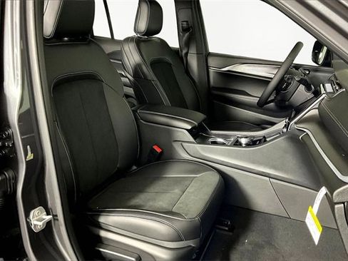 New 2025 Jeep Grand Cherokee Altitude image 11