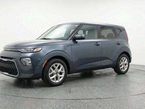 Used 2025 Kia Soul LX w/ LX Technology Package FWD image 3