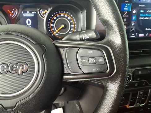 Used 2025 Jeep Gladiator Sport AWD/4WD image 17