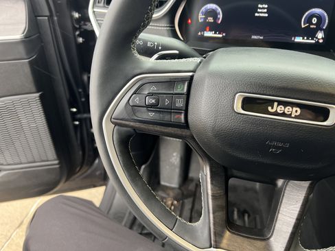 Used 2023 Jeep Grand Cherokee L Limited image 18