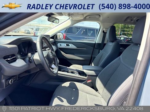 Used 2025 Ford Explorer Active AWD/4WD image 3