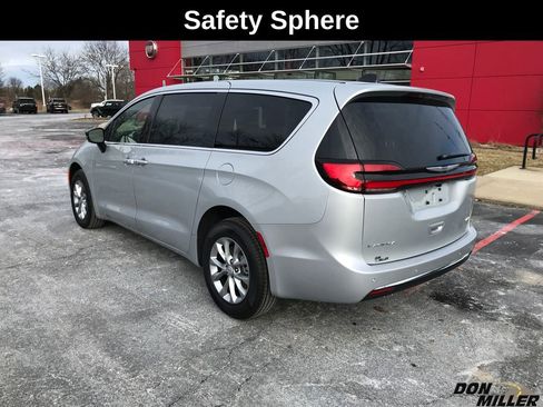 New 2026 Chrysler Pacifica Select image 8