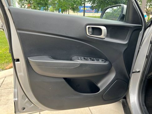 Certified 2025 Hyundai Venue SEL FWD image 16
