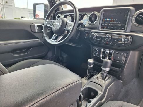 Used 2022 Jeep Gladiator Overland w/ Cold Weather Group AWD/4WD image 29