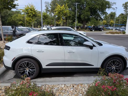 Used 2025 Porsche Macan 4 Electric AWD/4WD image 2