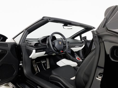 Used 2021 Lamborghini Huracan EVO RWD image 16