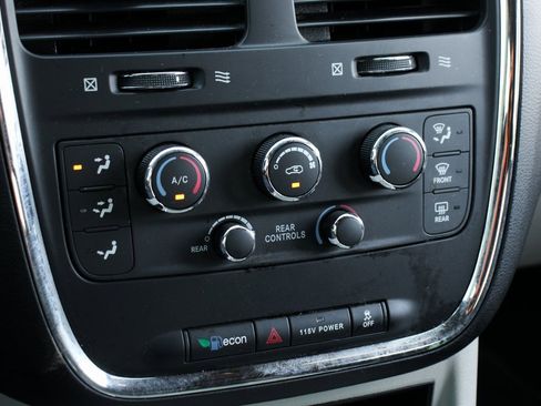 Used 2020 Dodge Grand Caravan SXT image 29