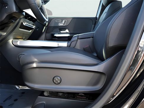 Certified 2025 Mercedes-Benz GLB 250 4MATIC image 39