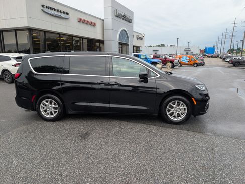Used 2025 Chrysler Pacifica Select FWD image 6