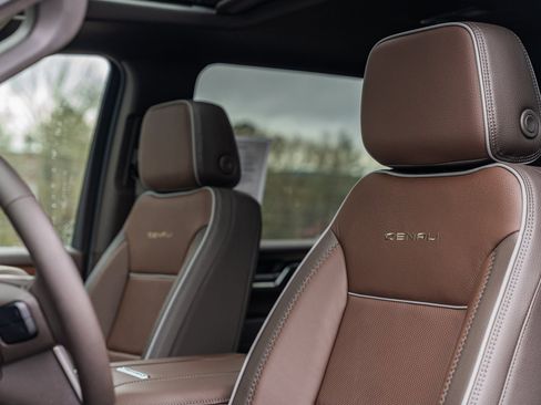 Used 2025 GMC Sierra 3500 Denali w/ Denali Reserve Package image 36