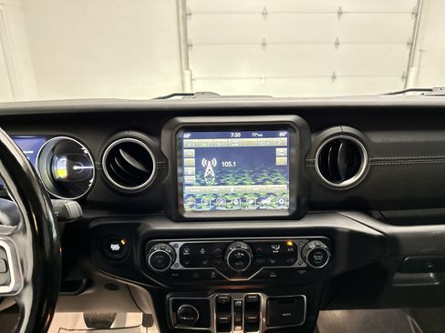 Used 2021 Jeep Wrangler Unlimited Sahara w/ Cold Weather Group AWD/4WD image 28