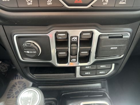 Used 2020 Jeep Gladiator Overland AWD/4WD image 16