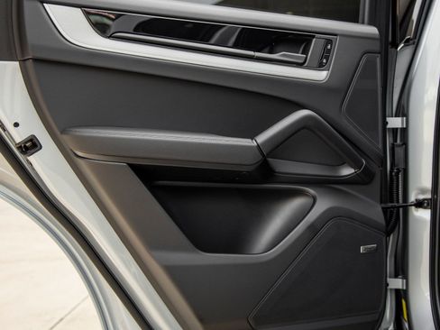 Certified 2026 Porsche Cayenne AWD/4WD image 31