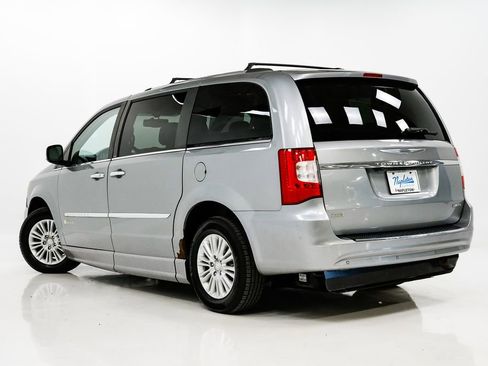 Used 2013 Chrysler Town & Country Limited image 27