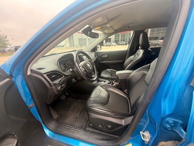 Used 2019 Jeep Cherokee Trailhawk w/ Cold Weather Group AWD/4WD image 13