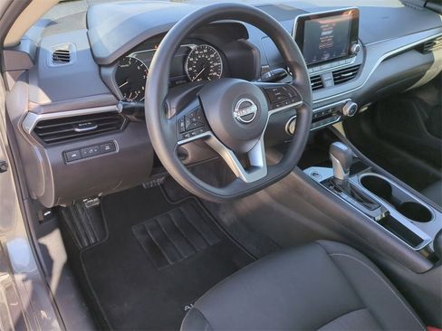 Used 2024 Nissan Altima 2.5 SV image 10