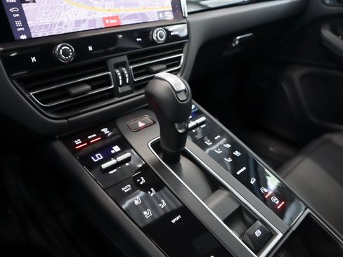 Used 2025 Porsche Macan image 18