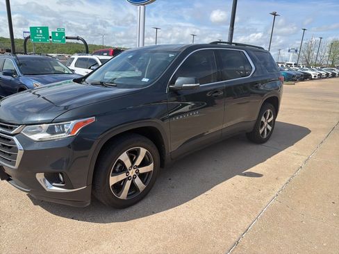 Used 2021 Chevrolet Traverse LT w/ LT Premium Package FWD image 3