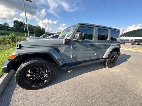 Used 2025 Jeep Wrangler Unlimited Sahara AWD/4WD image 3