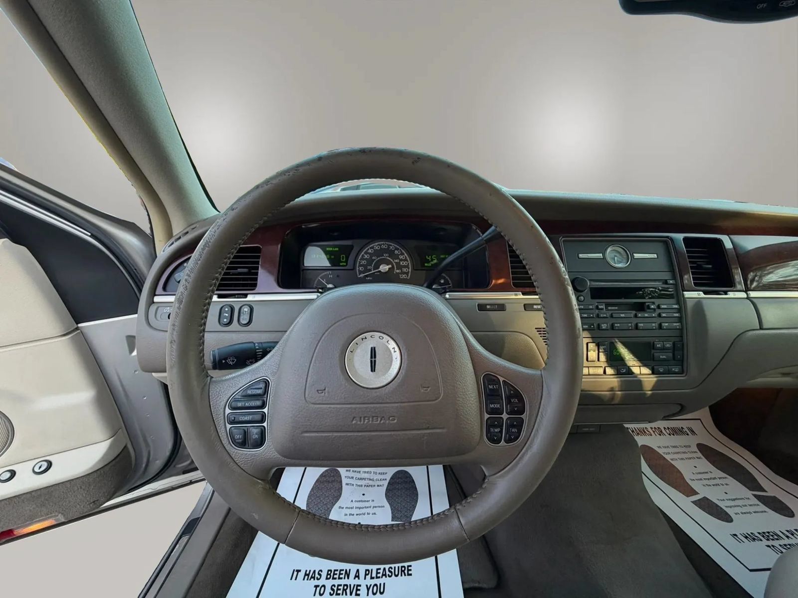 Used 2003 Lincoln Town Car Executive RWD image 14