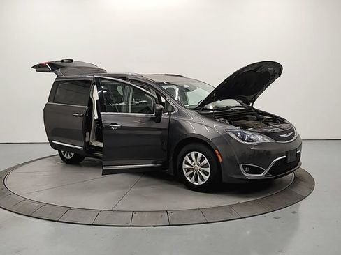 Used 2018 Chrysler Pacifica Touring-L FWD image 10