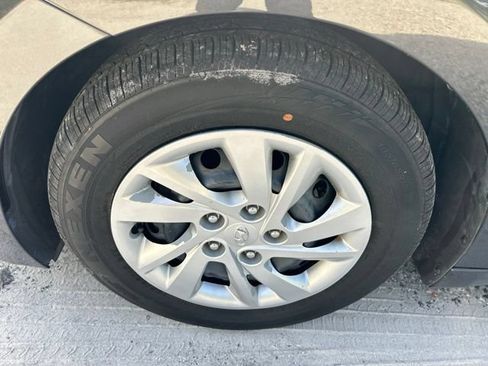 Used 2020 Hyundai Elantra SE FWD image 19