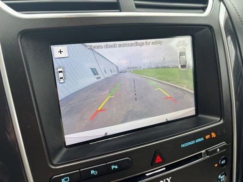 Used 2017 Ford Explorer Platinum image 25