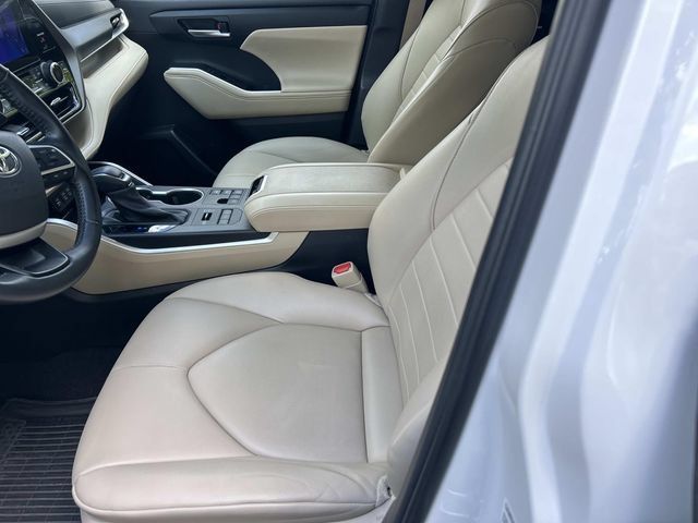 Used 2023 Toyota Highlander XLE AWD/4WD image 16