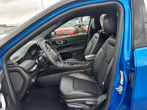 Used 2025 Jeep Compass Trailhawk AWD/4WD image 25