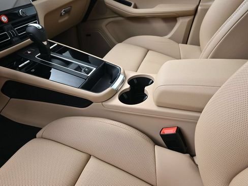 Certified 2026 Porsche Macan AWD/4WD image 22
