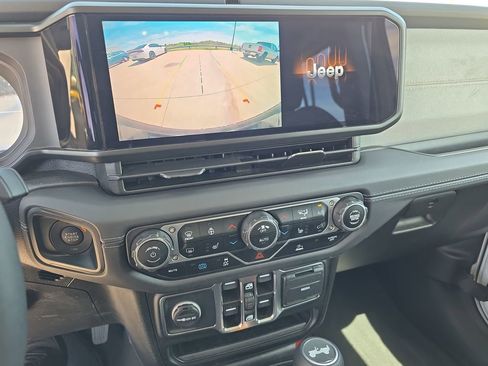 Used 2025 Jeep Wrangler Unlimited Sahara image 23