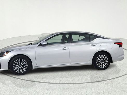 Used 2023 Nissan Altima 2.5 SV FWD image 3