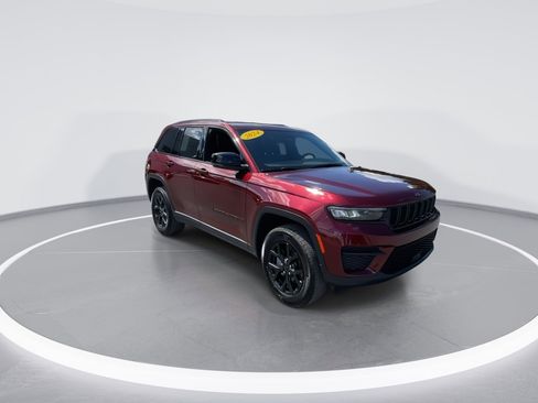 Used 2024 Jeep Grand Cherokee Altitude image 2