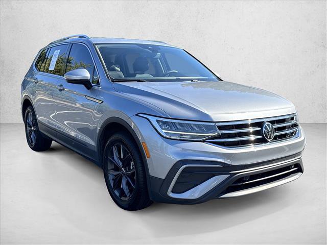 Used 2024 Volkswagen Tiguan SE w/ Panoramic Sunroof Package FWD image 3