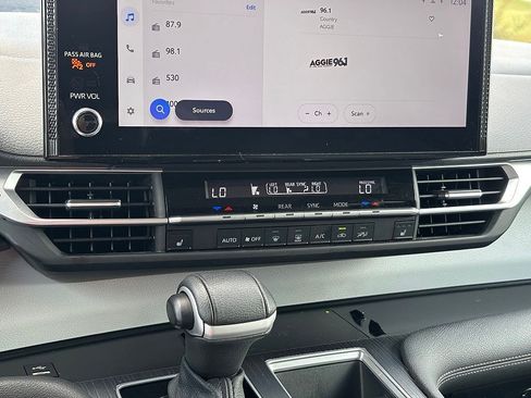 Used 2025 Toyota Sienna XLE FWD image 23