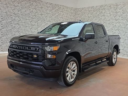Used 2023 Chevrolet Silverado 1500 Custom image 3