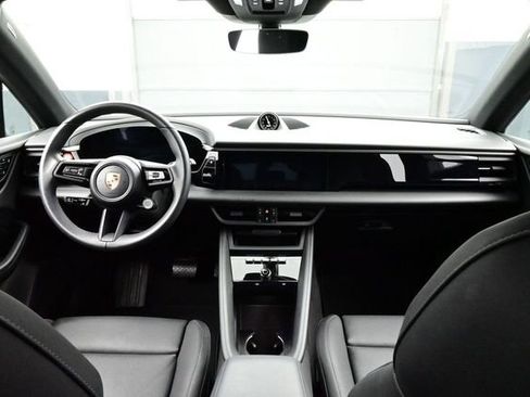 Used 2025 Porsche Macan Electric RWD image 20