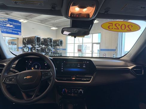 Used 2025 Chevrolet TrailBlazer LT AWD/4WD image 9