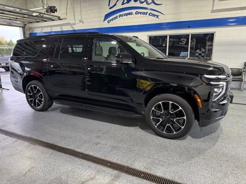 Used 2025 Chevrolet Suburban RST w/ Comfort Package image 13