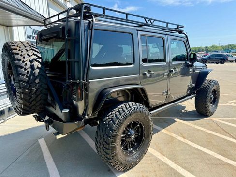 Used 2017 Jeep Wrangler Unlimited Rubicon w/ Connectivity Group AWD/4WD image 8