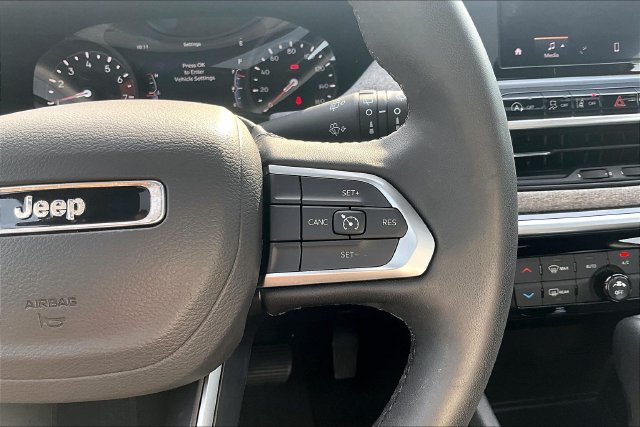 Used 2025 Jeep Compass Latitude w/ Sun & Sound Group AWD/4WD image 17