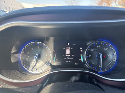 Used 2017 Chrysler Pacifica Limited w/ UConnect Theater Package image 8