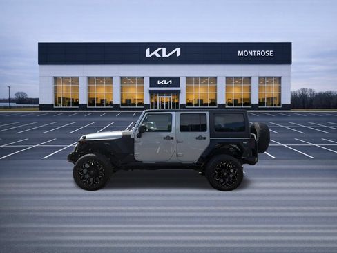 Used 2015 Jeep Wrangler Unlimited Sahara w/ Connectivity Group AWD/4WD image 9