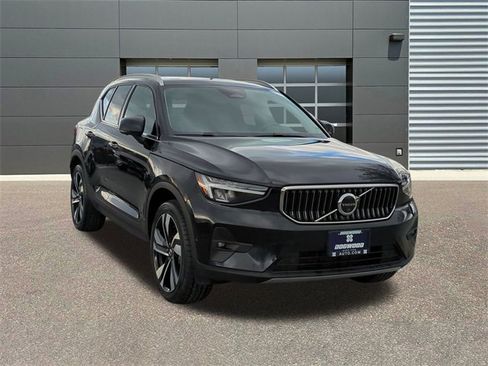 Used 2025 Volvo XC40 B5 Plus image 1