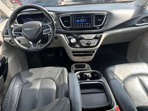 Used 2020 Chrysler Pacifica Touring-L FWD image 13