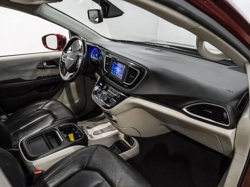 Used 2020 Chrysler Pacifica Touring-L image 18